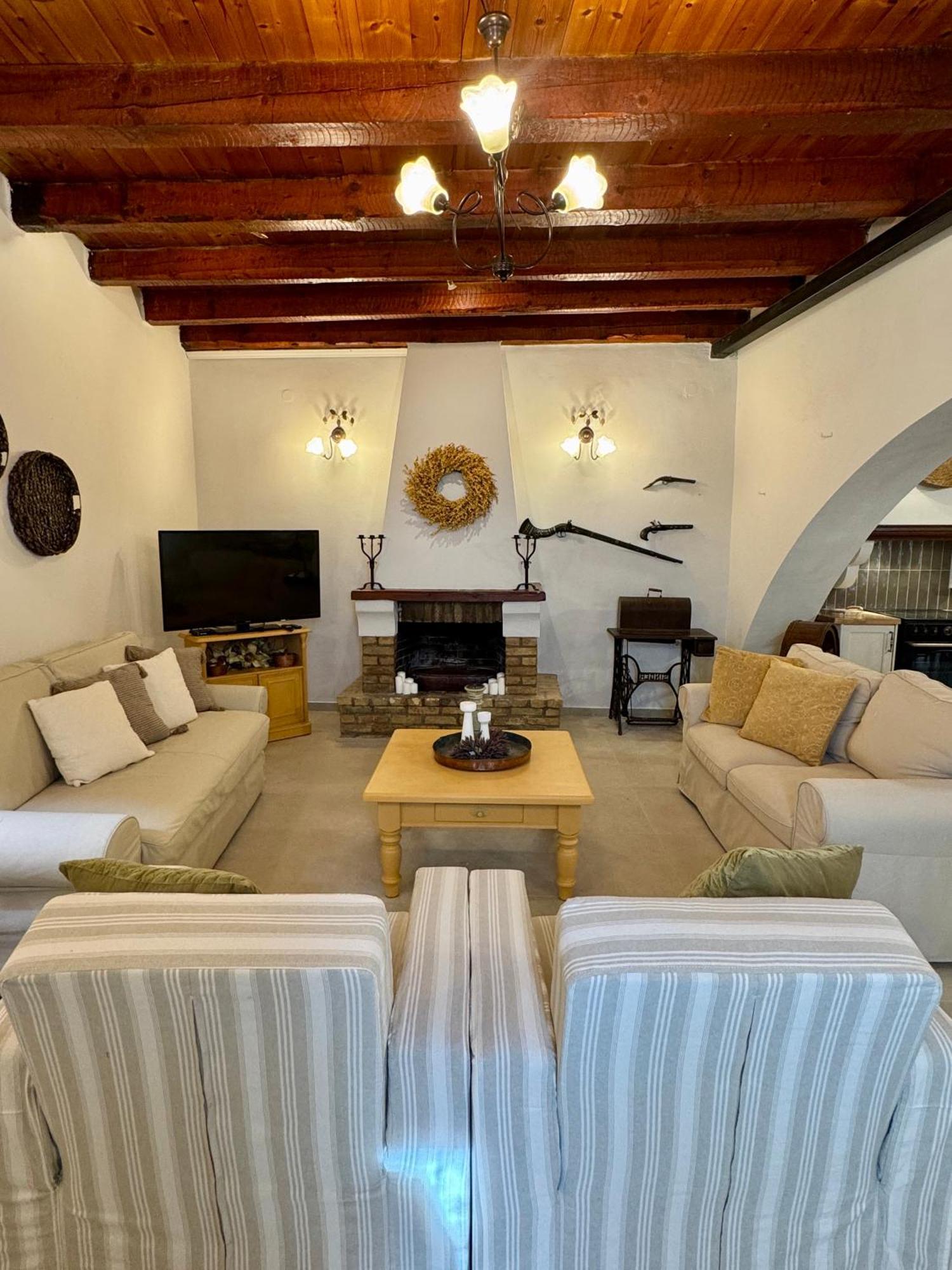 Country house Marcora's Historical Estate Strongyli (Benitses)